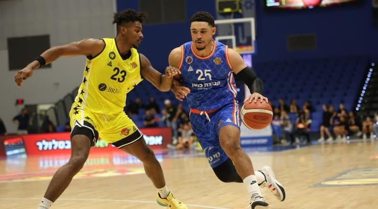 אוטיס פרייז’ר מנסה לעצור את אייזיה אייזנדורף  (באדיבות המועדון)