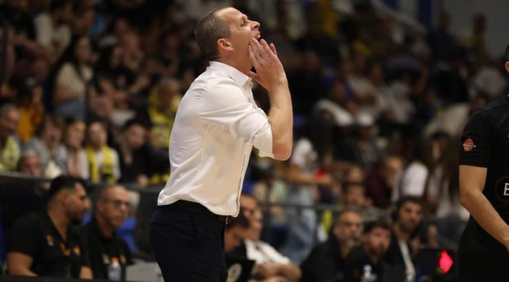 שמוליק ברנר צועק לשחקניו  (באדיבות המועדון)