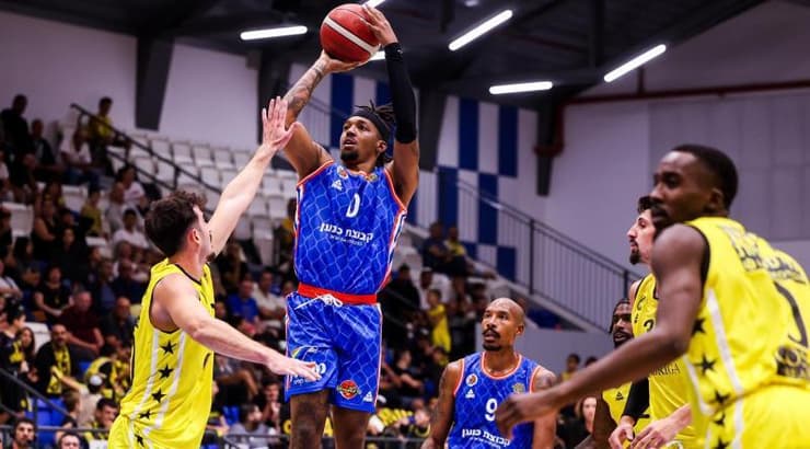 ג'ורדן לויד זורק לסל  (באדיבות המועדון)