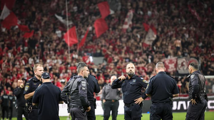 שוטרים בדרבי התל אביבי (צילום: עוז מועלם) שוטרים בדרבי התל אביבי