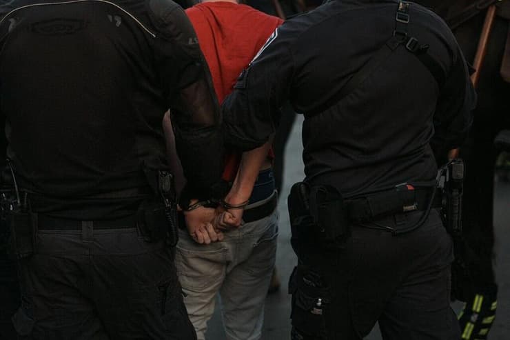 שוטרים עוצרים אוהדי הפועל ת"א לפני הדרבי התל אביבי