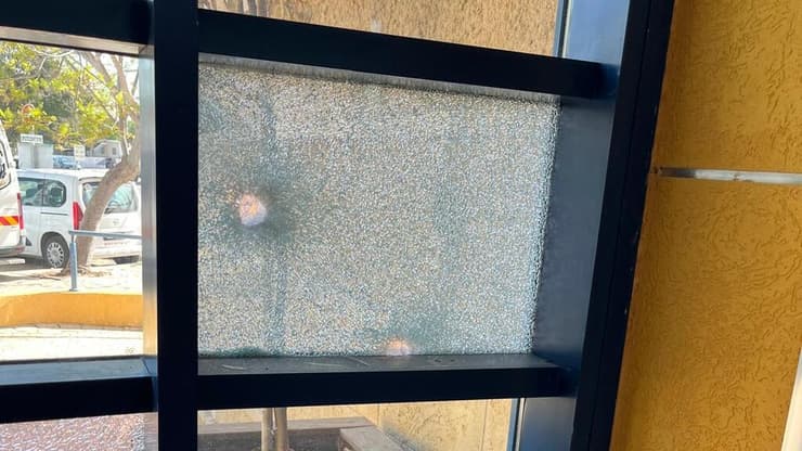 "התחננתי אליהן שיישארו במיגונית". חור קליע במרפאה מול מגורי החיילות באוגדת עזה (צילום: שני חוזה) המרפאה מול מגורי החיילות באוגדת עזה