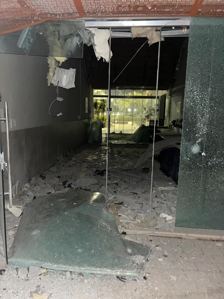 "המחבלים חדרו! הרבה מהם!". מבנה סמוך לחמ"ל אוגדת עזה (צילום: שני חוזה) מבנה סמוך לחמ"ל אוגדת עזה