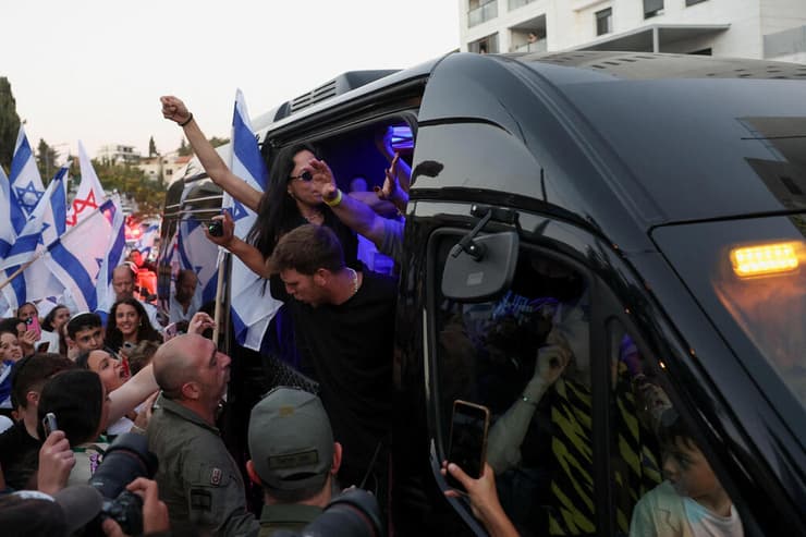 אלקנה בוחבוט חזר הביתה (צילום: REUTERS/Ronen Zvulun) אלקנה בוחבוט חזר הביתה