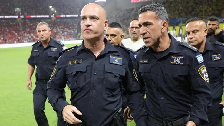 מפקד מחוז ת"א חיים סרגרוף בדרבי התל-אביבי שפוצץ (צילום: עוז מועלם) שוטרים בדרבי התל אביבי מפקד מחוז ת"א חיים סרגרוף