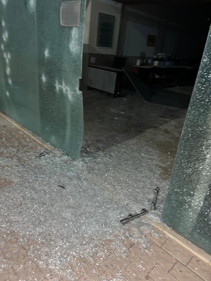 "לא הספקתי ללכת לכל הקברים והאזכרות". ההרס באוגדת עזה (צילום: שני חוזה) מבנה סמוך לחמ"ל אוגדת עזה