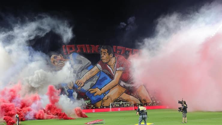 אוהדי הפועל ת"א אבוקות עשן