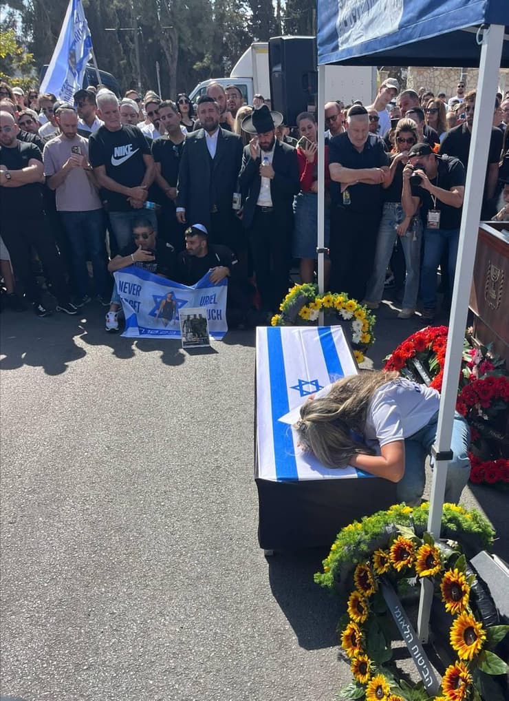 רחלי, אישתו של אוריאל ברוך ז"ל משתטחת על ארון הקבורה