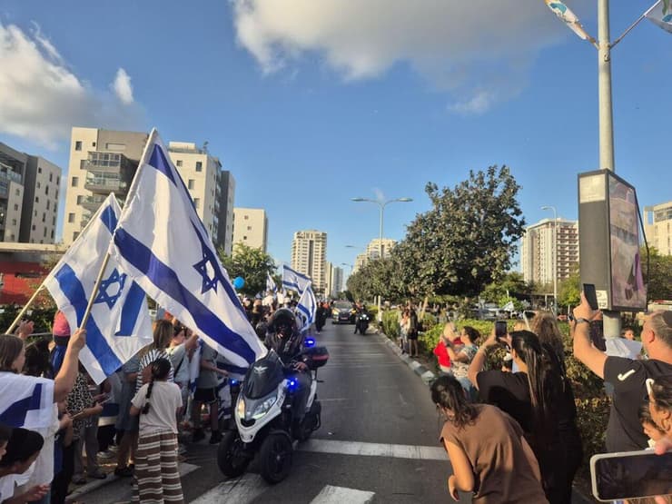 אלפים ליוו עם דגלי ישראל (צילום: ליאור אל-חי ) מקסים הרקין שב הביתה