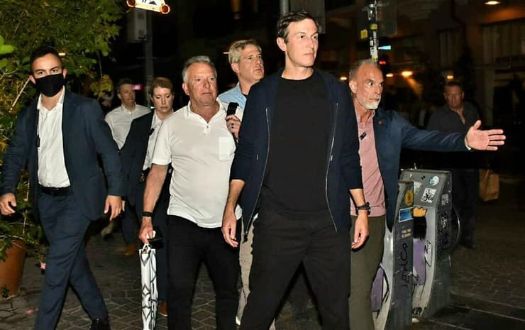 קושנר ו-וויטקוף בדרך למסעדה בתל אביב, אמש (צילום: אמיר מאירי) סטיב ויטקוף ג'ארד קושנר פפראצי בתל אביב