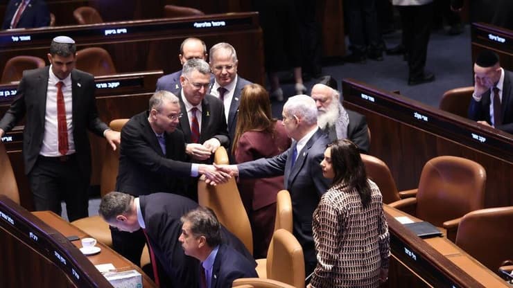ראש הממשלה נתניהו לוחץ את ידי השרים בפתיחת מושב הכנסת