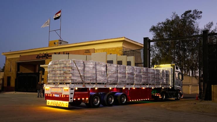 "לחמאס רזרבות כספיות לעוד שנים". משאית סיוע נכנסת לעזה (צילום: AP Photo/Mohamed Arafat) משאיות סיוע שנכנסות לעזה