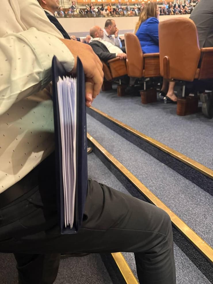 דוברו של הרצוג מחזיק את הנאום המקורי של הנשיא - שלא הוקרא בסוף
(צילום: מורן אזולאי ) דובר הנשיא הרצוג מחזיק את הנאום המקורי