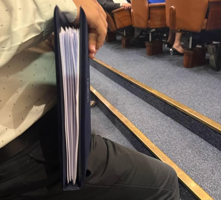 הדובר של הרצוג - עם קלסר הנאום המקורי (צילום: מורן אזולאי) דובר הנשיא הרצוג מחזיק את הנאום המקורי