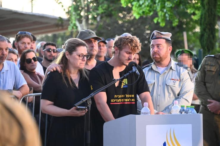 "אשכול זה הבית". החולצה של בני המשפחה (צילום: יאיר שגיא ) איילה, אבישי ורז, הוריו ואחיו של סמ״ר איתי יעבץ ז"ל בהלווייתו