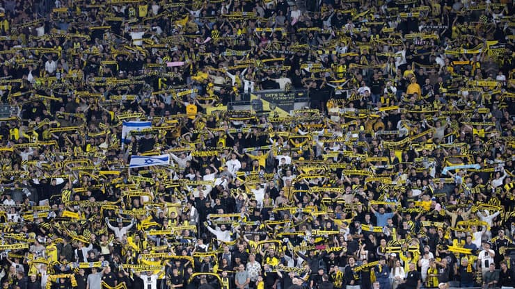 אוהדי בית"ר ירושלים (צילום: אלכס קולומויסקי) אוהדי בית"ר