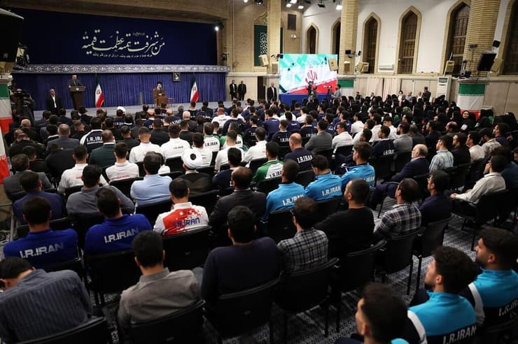 מנהיג איראן עלי חמינאי במפגש עם ספורטאים