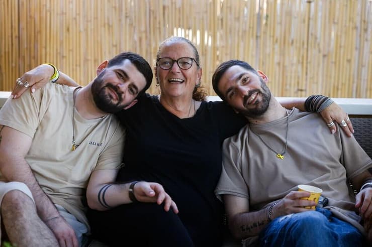 גלי וזיו ברמן, שורדי השבי, עם אימם טליה ברמן