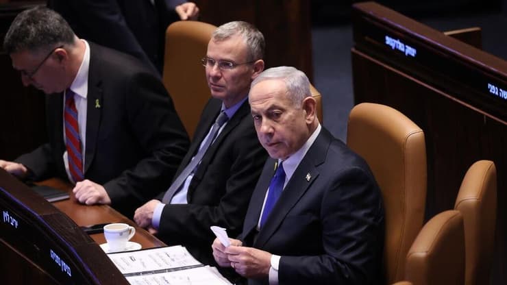 רה"מ נתניהו לצד השרים לוין וסער במליאת הכנסת (צילום: אלכס קולומויסקי) נתניהו, לוין וסער בפתיחת מושב הכנסת