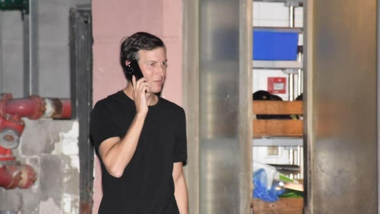 קושנר מחוץ למסעדה (צילום: אמיר מאירי) סטיב ויטקוף ג'ארד קושנר פפראצי בתל אביב