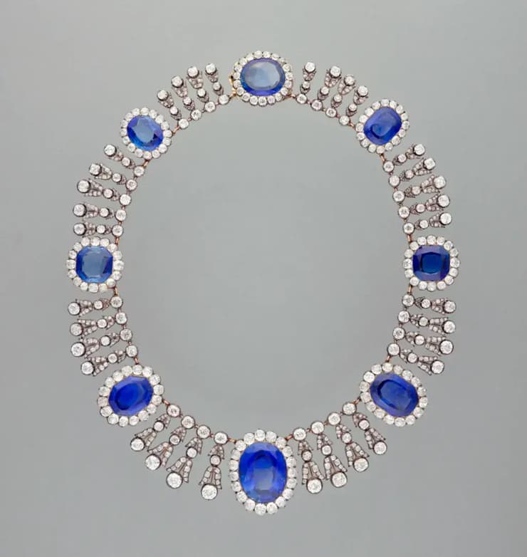 שרשרת ששימשה את מלכת צרפת האחרונה מריה אמליה, ונגנבה גם היא (צילום: מוזיאון הלובר) שרשרת ששימשה את מלכת צרפת מריה אמליה ונגנבה ב שוד מוזיאון ה לובר הלובר צרפת