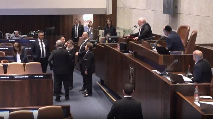 "לא יכולנו לפסוח על האמירות". העימות בכנסת (צילום: ערוץ כנסת ) עימות בין מירב בן ארי לדודי אמסלם בכנסת