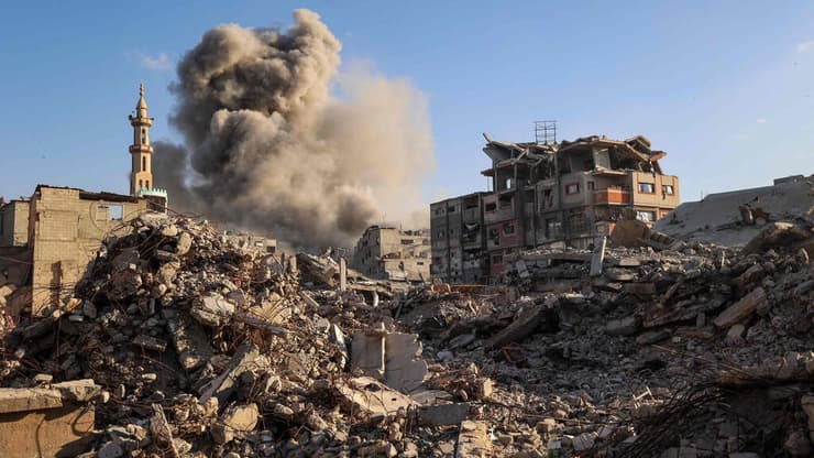 תקיפה בעזה אחרי התקרית ברפיח בשבוע שעבר - שלא הביאה לשבירת כלים, בגלל לחץ אמריקני (צילום: Eyad BABA / AFP) תקיפות ברצועת עזה