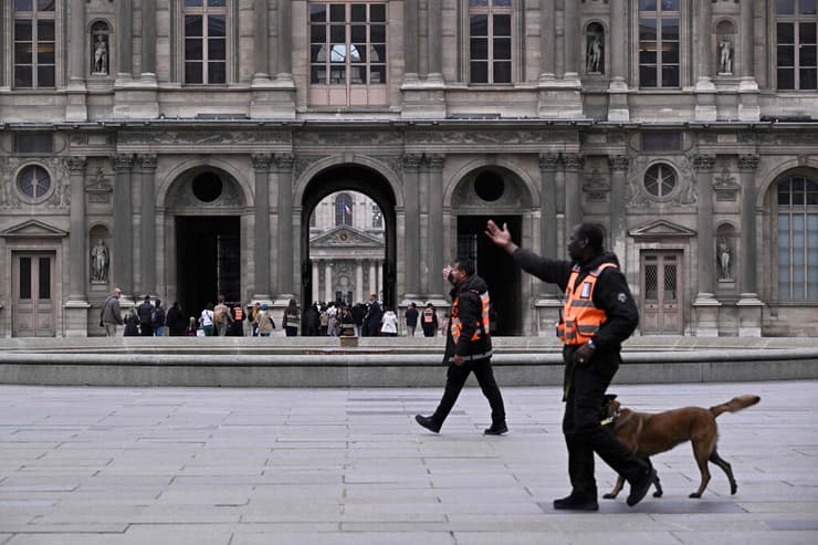 צילום: JULIEN DE ROSA / AFP מאבטחים ב מוזיאון ה לובר הלובר פריז צרפת אחרי שוד