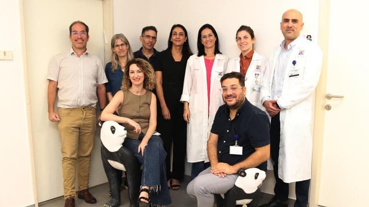 צוות הפיתוח של פנדה. עומדים מימין: ד״ר שי יצחקי, ד״ר שירלי סער, ד״ר חבצלת ירדן- בילבסקי, כרמית בר טוב, יתיר בן שלמה, פרופ׳ נועה דגן, פרופ׳ יעקב דרייהר. יושבים מימין: ד״ר רותם גרשון, מאיה שטיין (דוברות שניידר) צוות הפיתוח של פנדה. עומדים מימין: ד״ר שי יצחקי, ד״ר שירלי סער, ד״ר חבצלת ירדן- בילבסקי, כרמית בר טוב, יתיר בן שלמה, פרופ׳ נועה דגן, פרופ׳ יעקב דרייהר. יושבים מימין: ד״ר רותם גרשון, מאיה שטיין