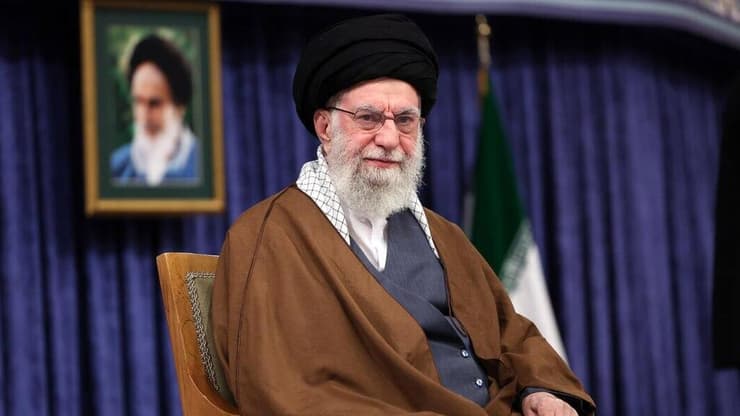 המחאות מתוארות בתור "מהומות" שאורגנו על ידי ארה"ב וישראל. חמינאי מנהיג איראן עלי חמינאי במפגש עם ספורטאים