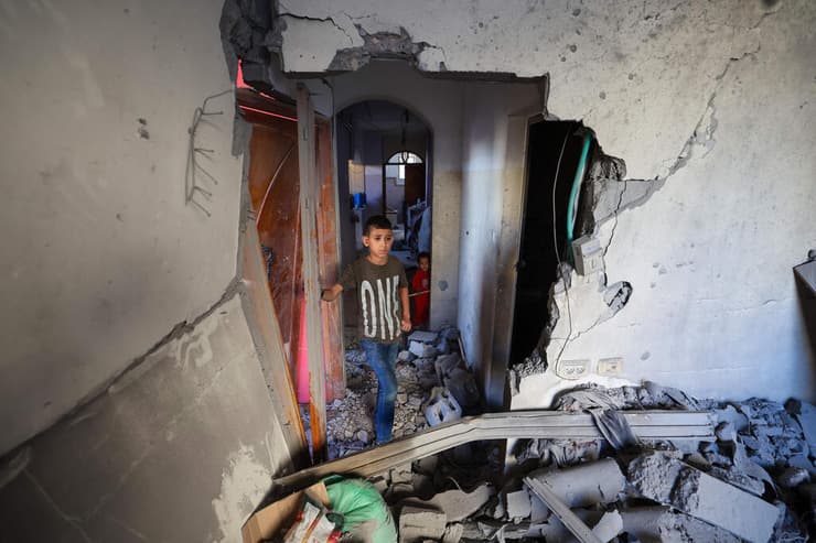 הריסות באל-בורייג' (צילום: Eyad BABA / AFP) הריסות באל-בורייג'