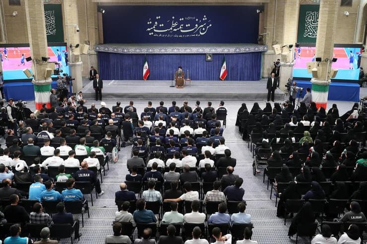 מנהיג איראן עלי חמינאי במפגש עם ספורטאים