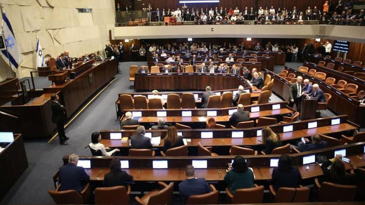 מליאת הכנסת (צילום: אלכס קולומויסקי ) שרה נתניהו בזמן נאום ראש הממשלה בפתיחת מושב הכנסת