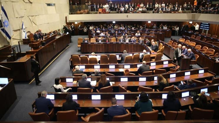 מליאת הכנסת (צילום: אלכס קולומויסקי) שרה נתניהו בזמן נאום ראש הממשלה בפתיחת מושב הכנסת