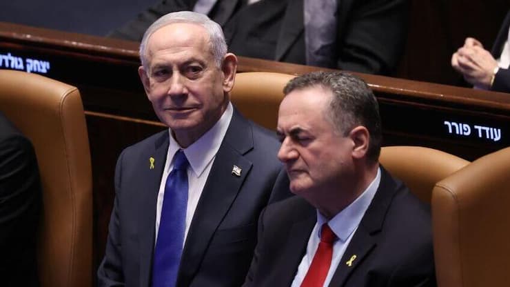 "לא הוגן שכ"ץ יתמודד עם ידיים קשורות". שר הביטחון עם נתניהו (צילום: אלכס קולומויסקי ) נתניהו, כ"ץ ולוין בפתיחת מושב הכנסת