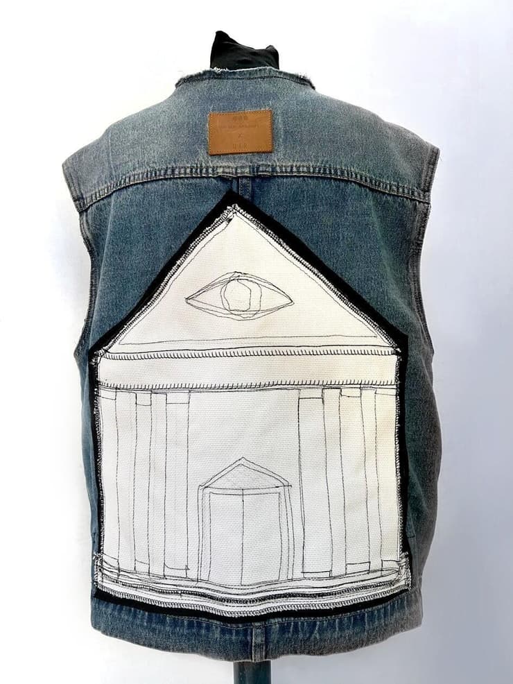 ג'קט הג'ינס שרייצ'ל עיצבה לפרויקט "לובשות את הלב על השרוול" היצירה של רייצ'ל