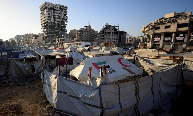 עקורים והריסות בעיר עזה. התמונות שכבר הופצו בעולם (צילום: REUTERS/Dawoud Abu Alkas) הריסות בעיר עזה