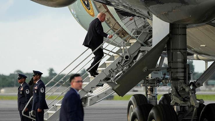 טראמפ עולה למטוס במדרגות הקטנות