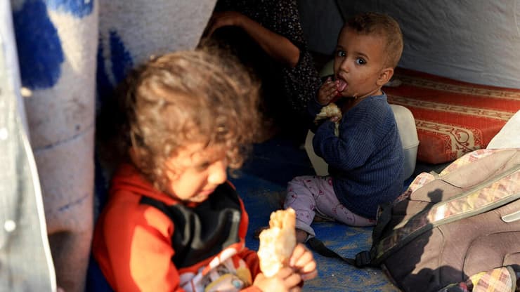 ילדים עזתים באל-בורייג' (צילום: REUTERS/Dawoud Abu Alkas) הריסות בעיר עזה