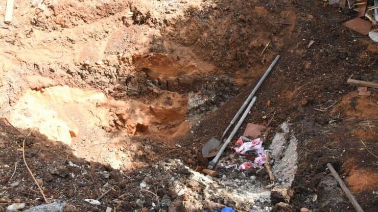הבור שבו נמצאה גופתה של שורדת השואה (צילום: אביהו שפירא) שורדת שואה נקברה בתוך בור בחצר ביתה בכרמיאל