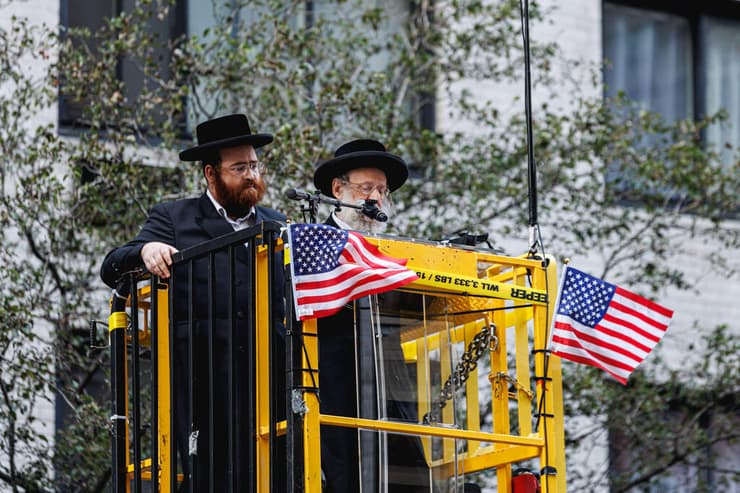 עם דגלי ארה"ב. דוכן הנואמים