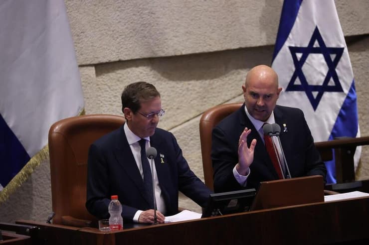 "לא מבטלים אותנו, אלא את הריבון". אוחנה, לצד הנשיא הרצוג (צילום: אלכס קולומויסקי ) אמיר אוחנה ונשיא המדינה יצחק הרצוג בפתיחת מושב הכנסת