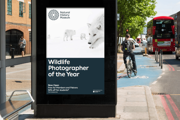 תמונת "חלק מהלהקה" על שלטי חוצות בלונדון (צילום: The Trustees of the Natural History Museum, London) תמונת "חלק מהלהקה" על שלטי חוצות בלונדון