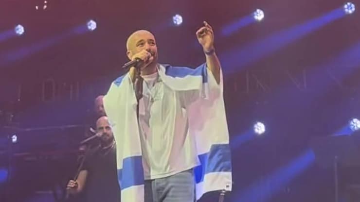 התעטף בדגל ישראל על הבמה. עומר אדם (ללא קרדיט) עומר אדם במדיסון סקוור גארדן