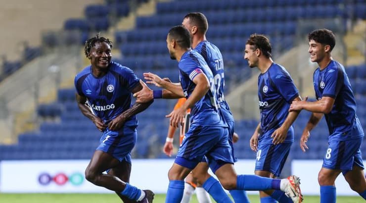 שחקני מכבי פתח תקווה בעננים