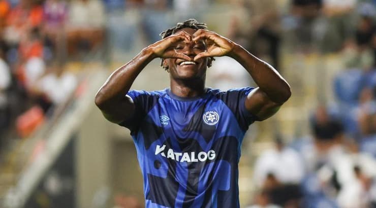 חוסה קורטס חוגג