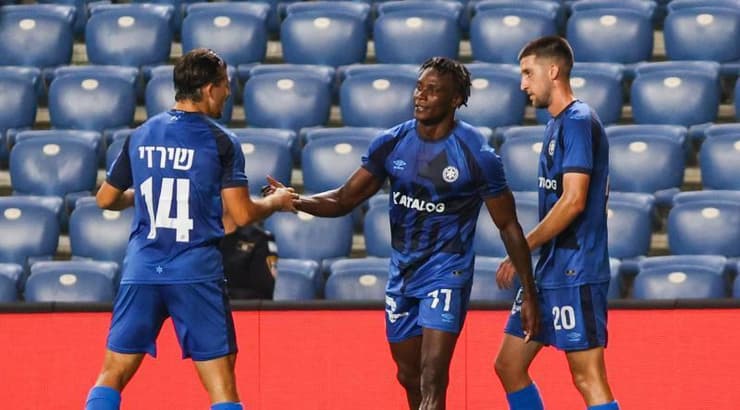 שחקני מכבי פתח תקווה חוגגים