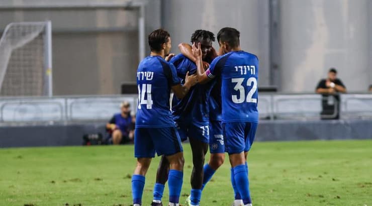 שחקני מכבי פתח תקווה מאושרים