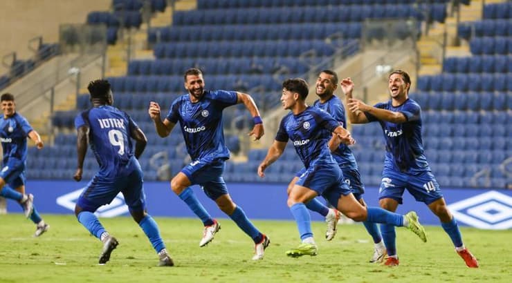 שחקני מכבי פתח תקווה חוגגים