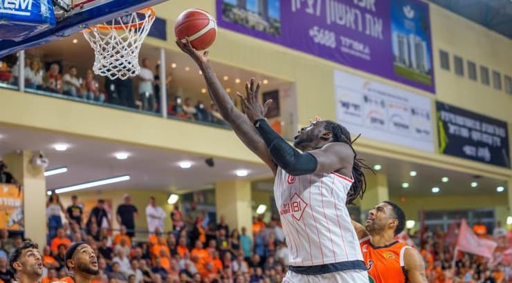 ג'ונתן מוטלי עולה לסל